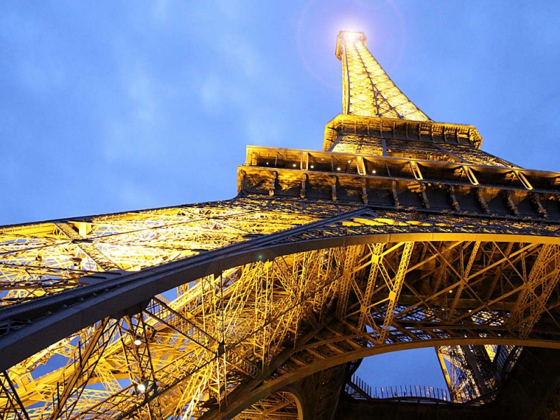 Eiffelturm bei Nacht - Parisreise