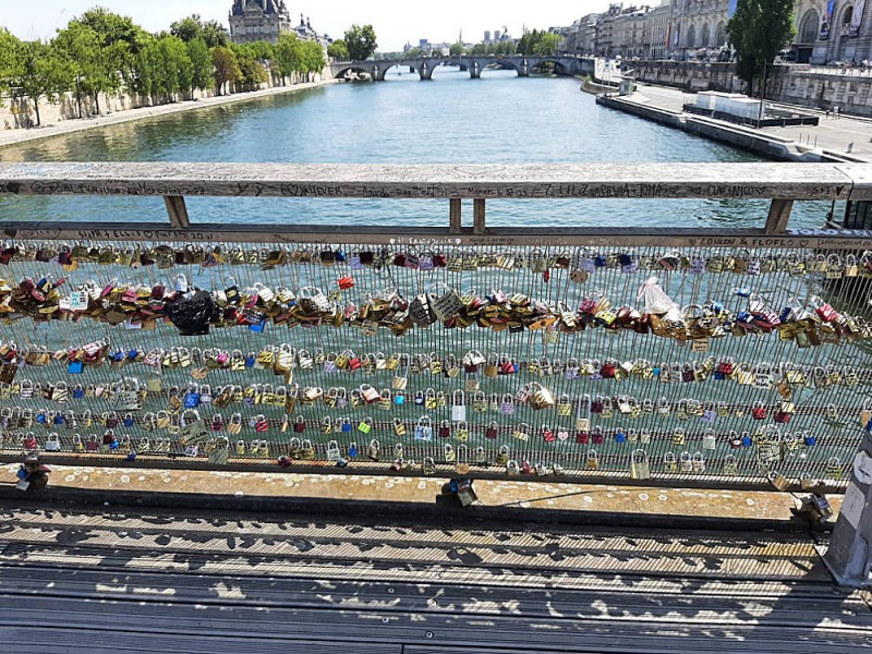 Pont des Arts in Paris - romantischer Treffpunkt für Verliebte