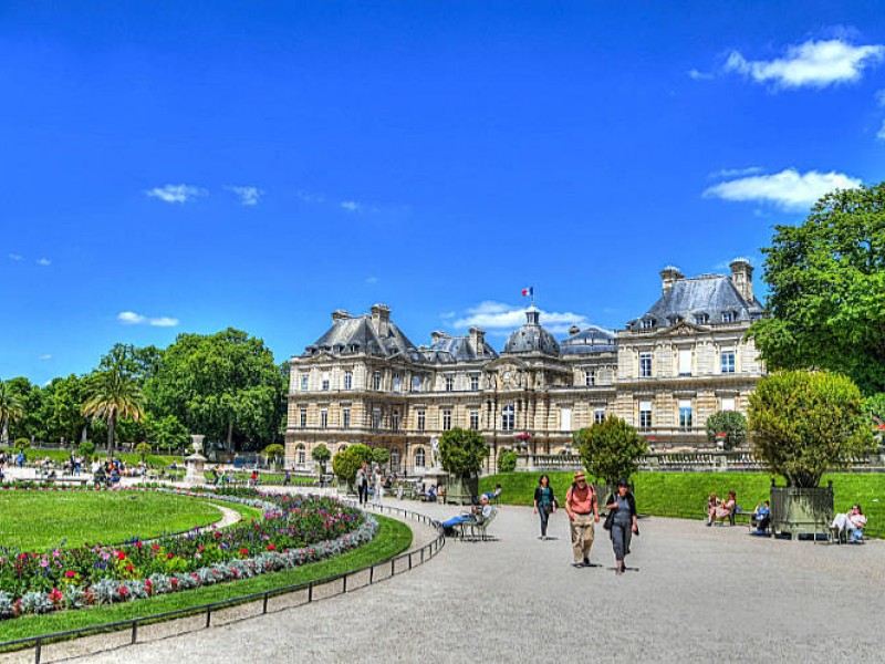 Romantischer Spaziergang im Jardin du Luxembourg bei Parisreise