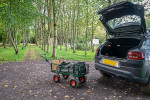 Parkplatz mit Bollerwagen für Gepäcktransport