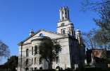 Eine Kirche in der Nähe