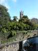 Blick auf Garten und Kirche