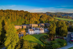 Luftbild vom Hotel mit Park- und Waldlandschaft