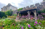 Garten mit Schlossmauer