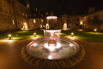 Innenhof des ehrwürdigen Hotels bei Nacht