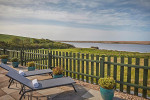 Terrasse des Hotels mit schöner Aussicht