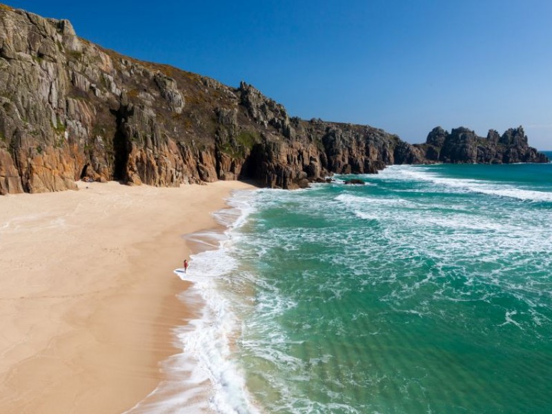 Sandstrand Porthcurno Beach im Westen Cornwalls