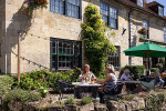 Uriges Pub mit Terrasse