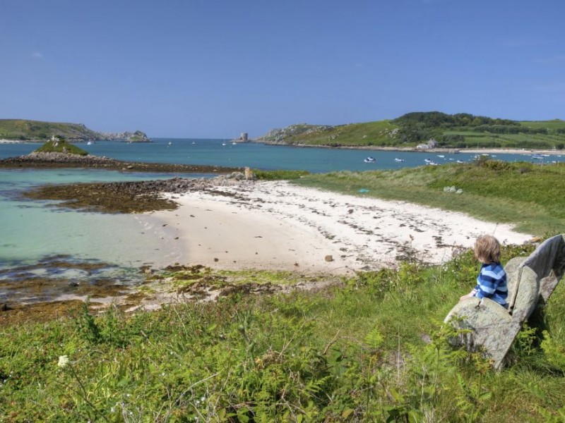 Familienurlaub mit Kind - eine Strandkulisse in Cornwall