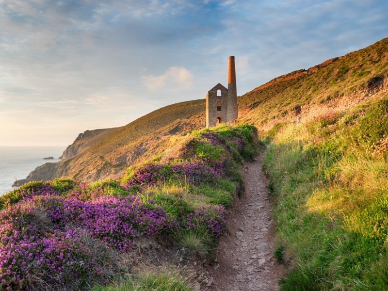 Typischer Küstenpfad mit alter Zinnmine in Cornwall