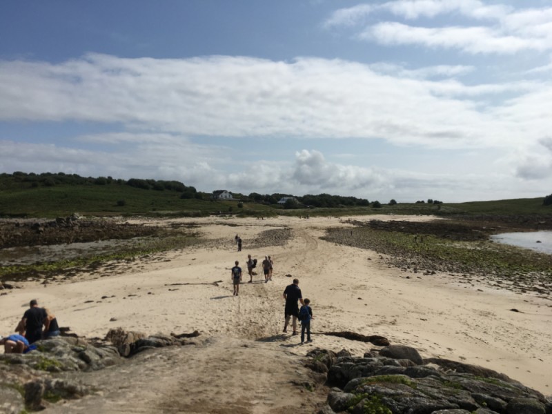 Scilly Inseln Übergang von St. Agnes zu Gugh auf Sandbank bei Ebbe - Urlaub mit Kind