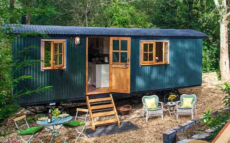 Glamping Suedengland Urlaub Cassie ShepherdsHut Garten