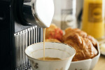 Kaffee und Croissants zum Frühstück