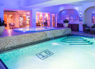 Pool im Wellnessbereich